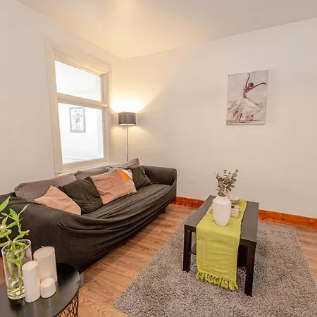 Beautiful 4 Bedrooms House, 7 Walk To Train Station